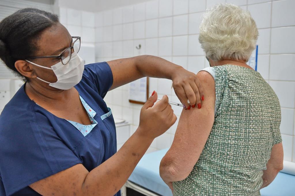 Limeira inicia vacinação da pneumo 20 para idosos com 85 anos ou mais