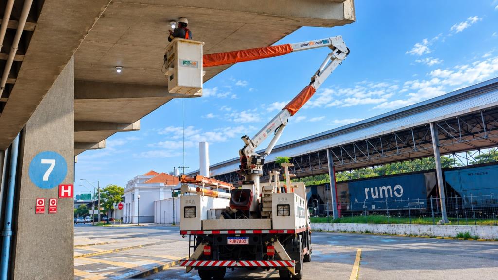 Prefeitura inicia melhorias de segurança na rodoviária com instalação de 96 lâmpadas de LED
