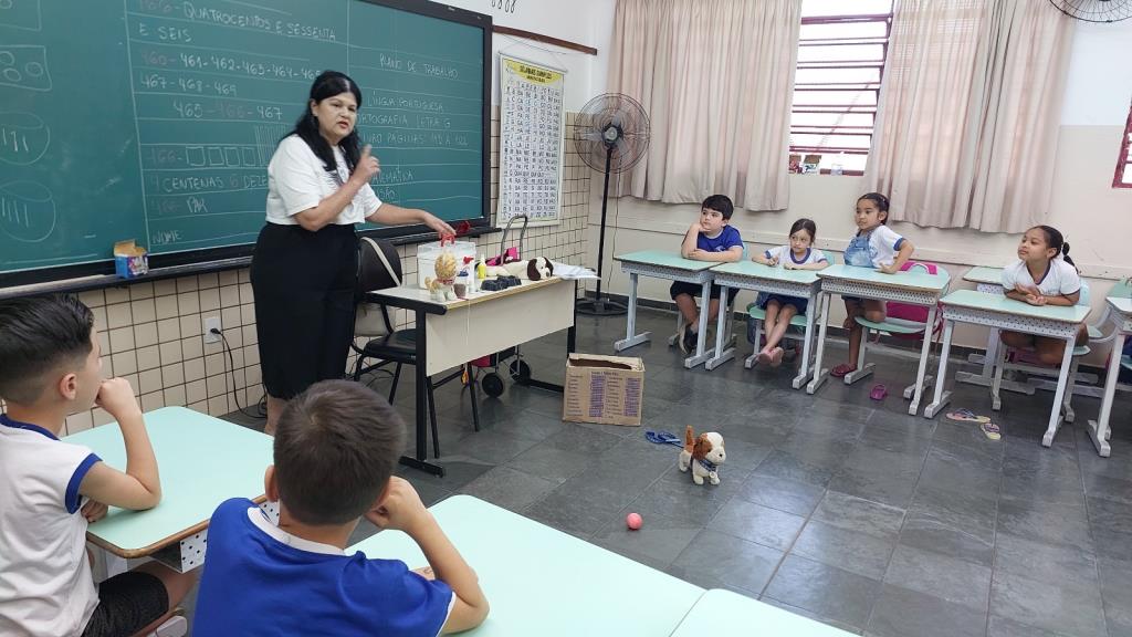 Prefeitura leva atividades sobre cuidados com cães e gatos às escolas municipais em Limeira