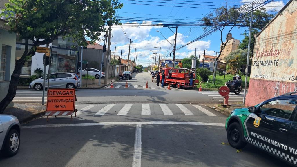 Semáforo no cruzamento das Ruas 25 de Março e São Paulo é danificado por caminhão