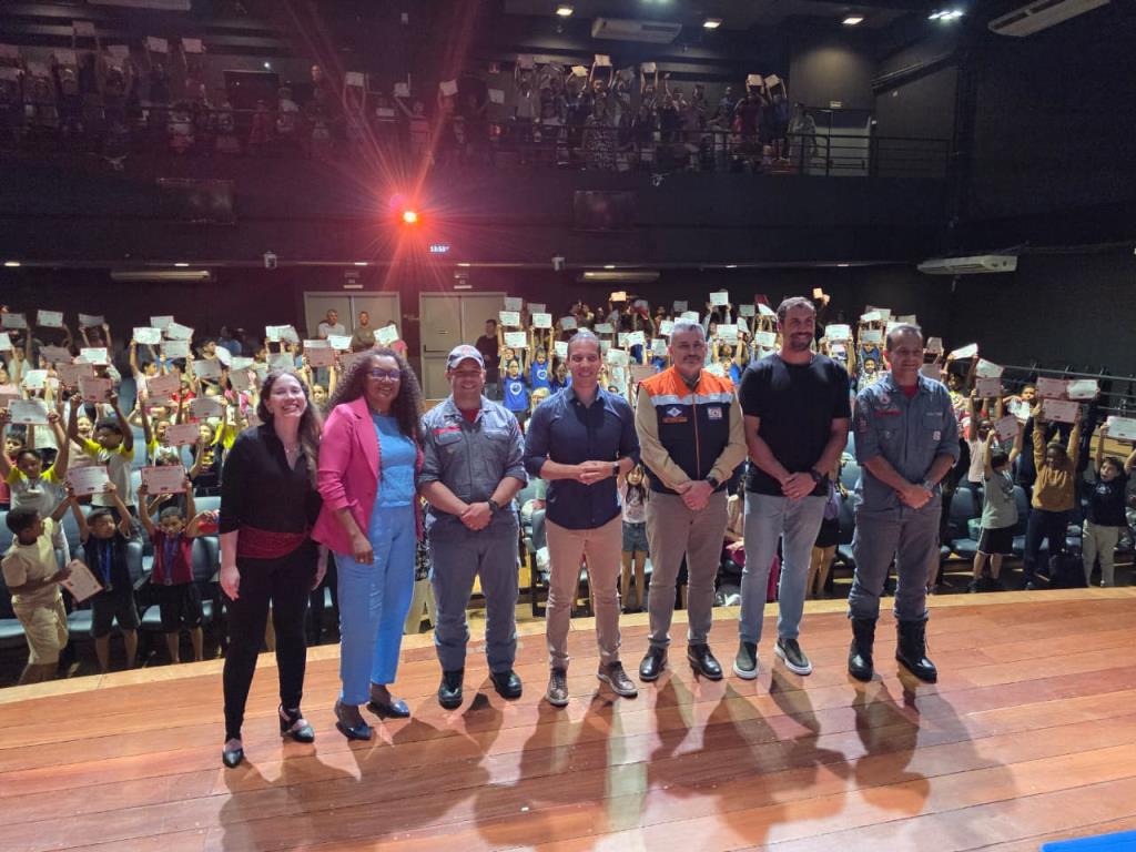 580 alunos da rede municipal de Limeira participam da formatura do Programa Bombeiro na Escola